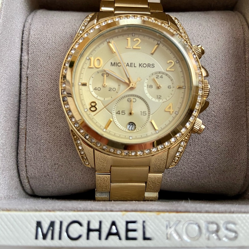 NEW, Michael Kors ( Men/ Women) watch , with tag, box. One stone is missing.